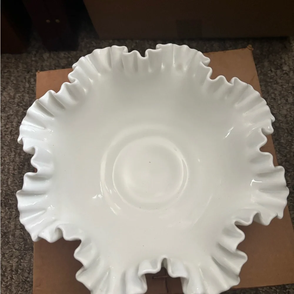 Elegant White Ruffled Edge Serving Bowl - Picture 6 of 7